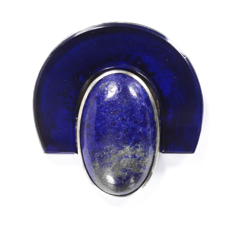 Raymond Templier. Broche. Oro blanco con lapislázuli y vidrio azul. 1934. Francia. © The Victoria & Albert Museum. Londres.