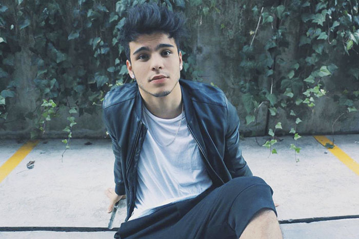 Sebastián Villalobos es la celebridad web de Colombia entre los Z por excelencia. Nació en Bucaramanga, tiene 19 años y su canal de Youtube cuenta, a la fecha, con más de dos millones de seguidores y esto lo ha convertido en la imagen de marcas dirigidas a este público.