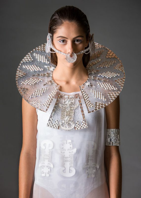 Los muiscas y su cultura, antecesores latentes. Por Ana María Ríos Loaiza, Verónica Flórez Sánchez, Juanita Gutierrez Correa. Modelo: Catalina Manes