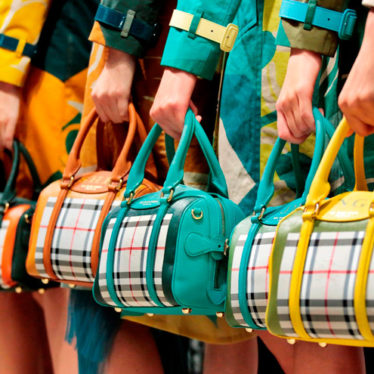 BURBERRY BEE BAG: objeto de deseo primaveral