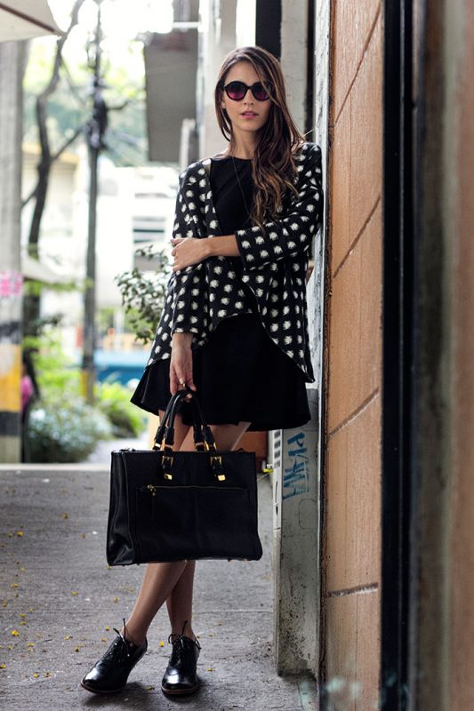 Vestido y capa de Midi en Makeno, bolso de Savil, botines de Patricia Mejía en Makeno, gafas de Wilde y accesorios de PaprikaPepperMe