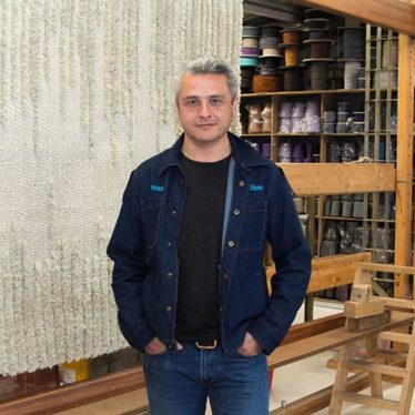 JORGE LIZARAZO: El Tejedor de Lujo y Tradición con Hechizoo