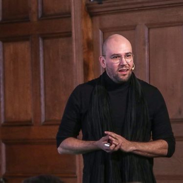 Cómo funcionan los equipos creativos de las marcas de moda: Fabian Hirose