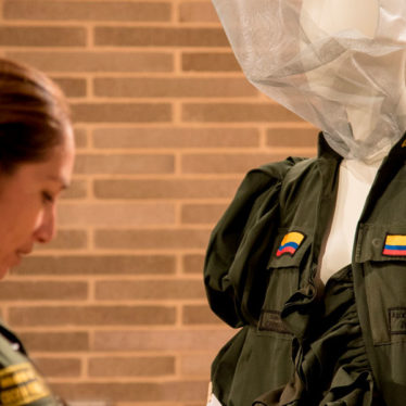 Proyecto Manifiesto 4: Diseñadores de moda colombianos interviene uniformes de la Policía