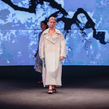 Julia y Renata trazan en la pasarela los límites del cuerpo y la migración